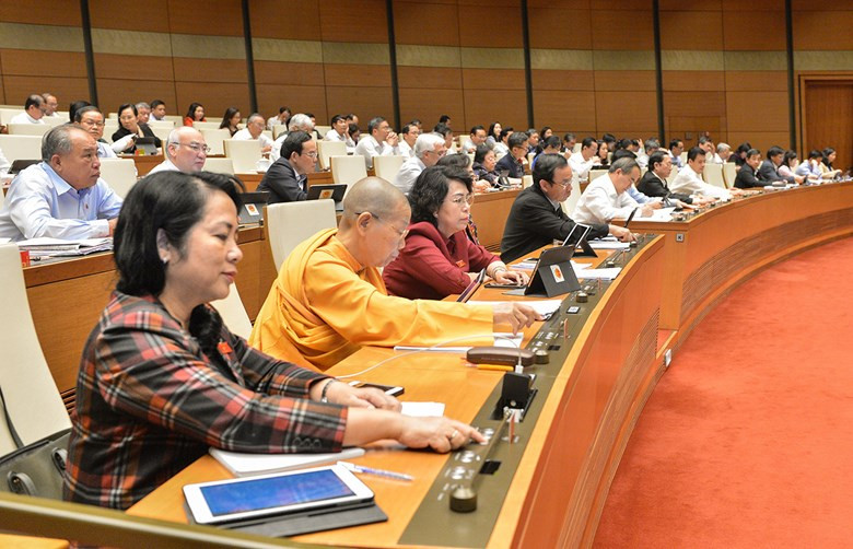 Quốc hội biểu quyết thông qua Luật sửa đổi, bổ sung một số điều của Luật Xử lý vi phạm hành chính. (ảnh Nhật Minh)