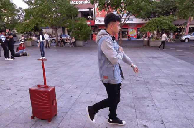 Vali tự động di chuyển theo chủ ở Việt Nam