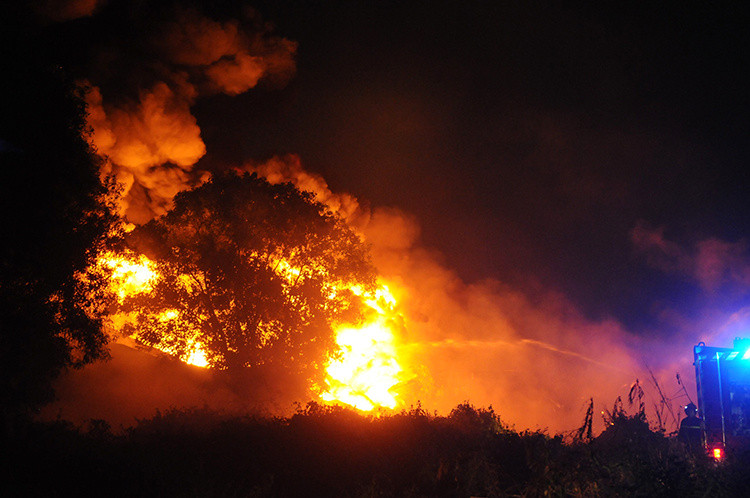 Hàng trăm cảnh sát dập đám cháy kho dầu nhớt ven Sài Gòn