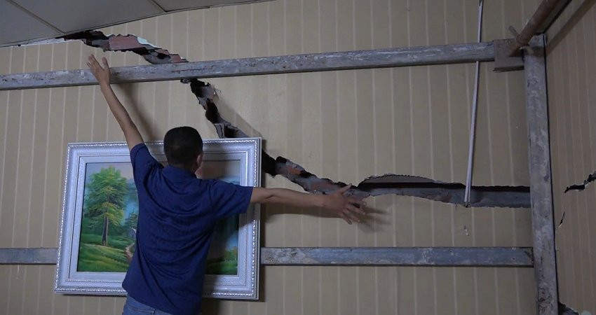 Video: Hàng chục ngôi nhà nứt toác chờ sập, dân sống trong sợ hãi ở Hà Nội