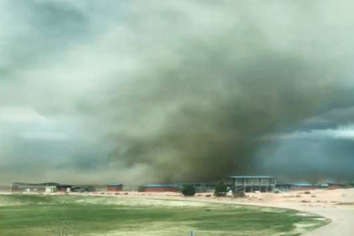 Lốc bụi quét qua sân trường trung học ở Mỹ