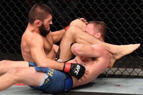 5 màn khóa siết MMA hay nhất trong tháng 10