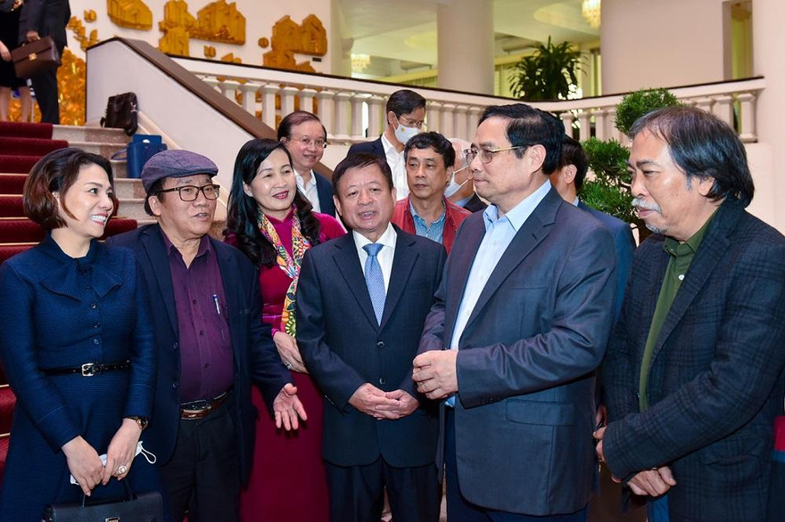 Thủ tướng Phạm Minh CHính và lãnh đạo Liên hiệp các hội văn học nghệ thuật Việt Nam. (ảnh Nhật Bắc)