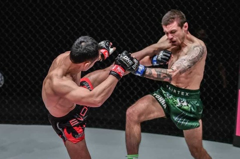 Võ sĩ tung 10 cú đá liên tiếp khiến đối thủ đổ gục