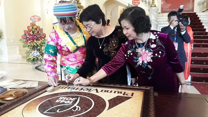 Các thế hệ phóng viên và bạn đọc của Báo PNVN chung tay hoàn thiện bức tranh gạo kỷ niệm 70 năm ngày truyền thống 