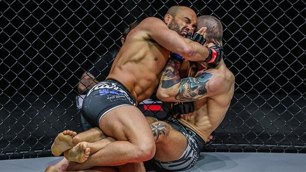 Võ sĩ dính thẻ đỏ mất quyền thi đấu vì đấm đòn hiểm