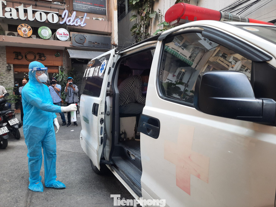 Phong toả quán cà phê trên phố Bùi Viện liên quan ca mắc COVID -19