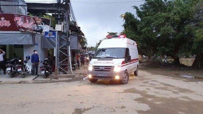 Xe cứu thương đưa những thi thể cuối cùng về bệnh viện quân y 268.