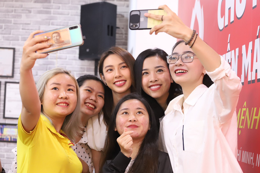 Bạn trẻ hào hứng chụp ảnh selfie cùng người đẹp Hoa hậu Việt Nam