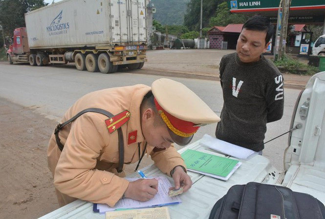 Người dân có thể nộp tiền vi phạm giao thông qua mạng và nhận giấy tờ tại nhà (ảnh mang tính minh họa)