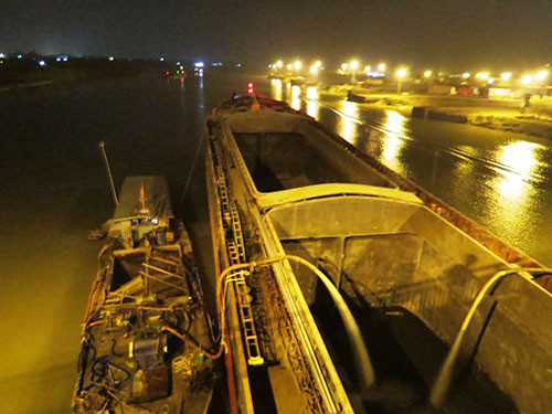 Cú đâm mạnh khiến tàu lọt dưới gầm cầu. Ảnh: Vnexpress