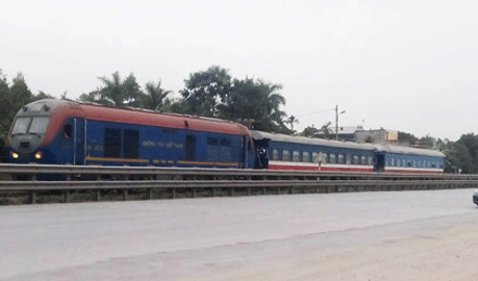 Chuyến tàu đặc biệt chở lực lượng đánh án áp sát sới bạc. (Ảnh: otofun).