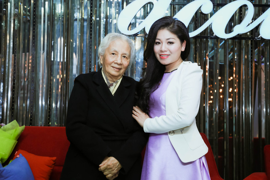 Ca sỹ Anh Thơ và cô giáo Hồ Mộ La trong buổi họp báo. Ảnh: TK.