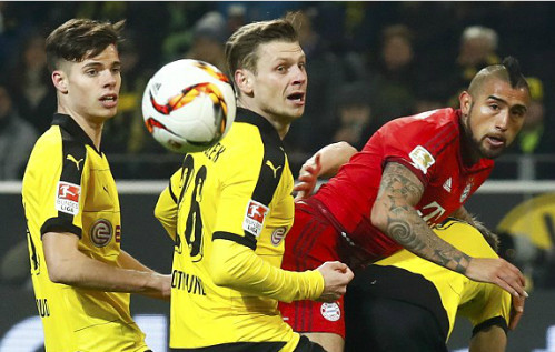 Vidal (phải) có cơ hội ngon ăn nhất trận nhưng chưa thể ghi bàn. Ảnh: Reuters.