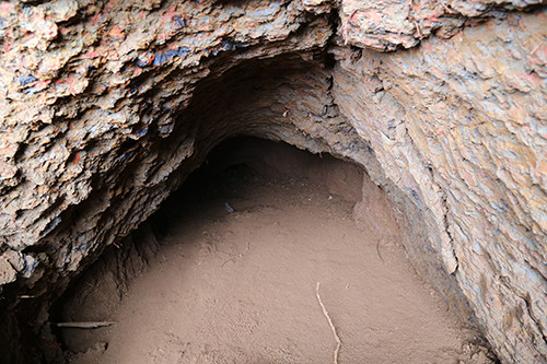 Địa đạo của lực lượng công an nhân dân vũ trang dùng để chiến đấu vừa phát lộ. Ảnh: Hoàng Táo