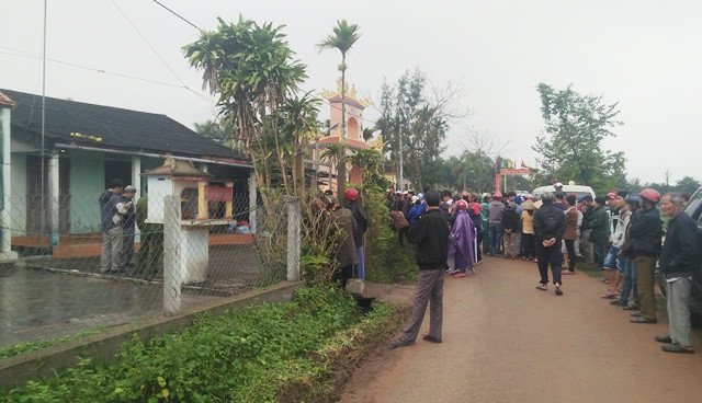 Người dân kéo tới xem rất đông ở nhà nạn nhân