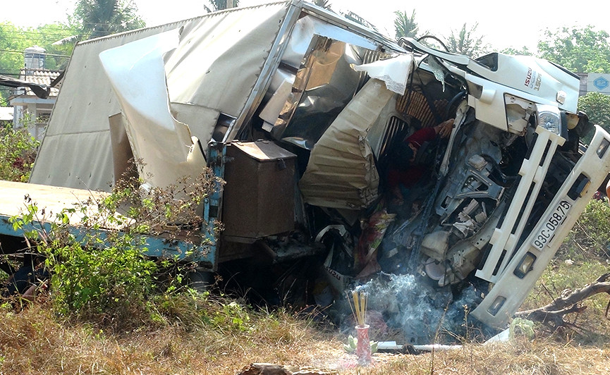 Đầu chiếc xe đông lạnh biến dạng hoàn toàn sau vụ tai nạn, cả 3 người ngồi trong buồng lái tử vong