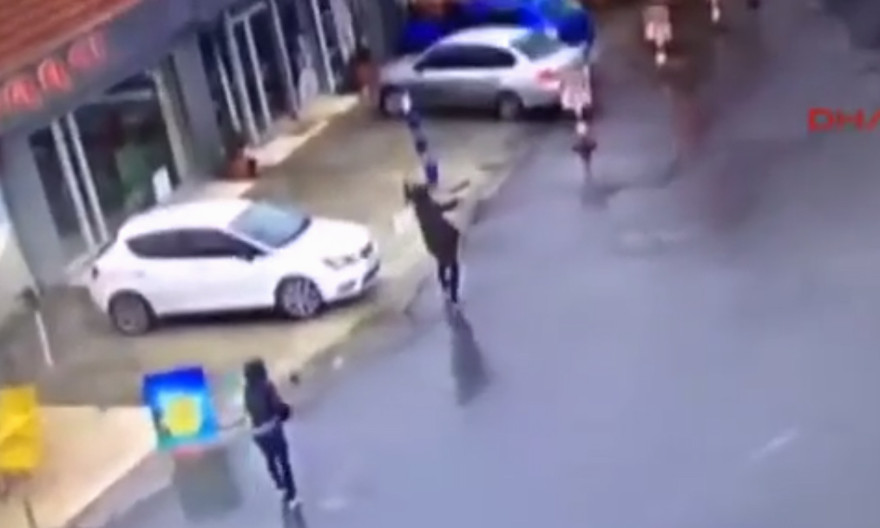 Hai nữ khủng bố ném lựu đạn, xả súng xe cảnh sát Thổ Nhĩ Kỳ