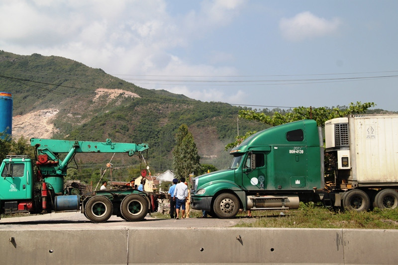 Xe đầu kéo quyết nằm lì, lực lượng chức năng phải điều xe kéo đến để giải phóng trạm cân.