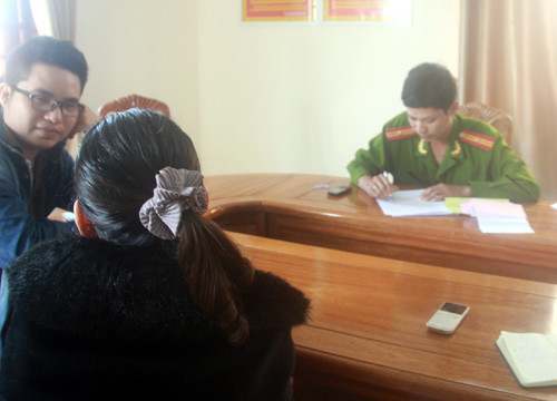 Người phụ nữ 60 tuổi làm việc với công an để xác minh số tiền đã nộp. Ảnh: T.H