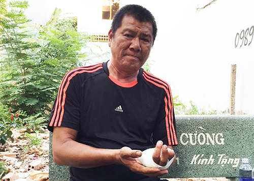 Ông Thuận bị chém mất hai ngón tay. Ảnh: Hải Hiếu 