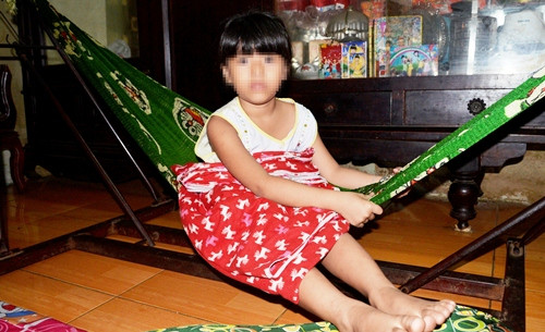 Bé gái nói với người thân mình bị đôi nam nữ dụ dỗ chở đi múa. Ảnh: Hải Hiếu