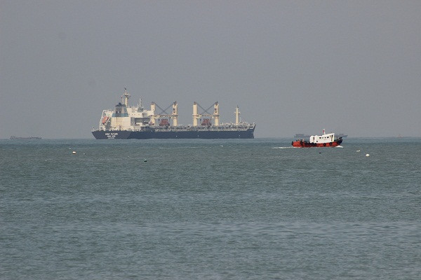 Tàu hàng Hony Future chuẩn bị vào cảng Bãi Trước