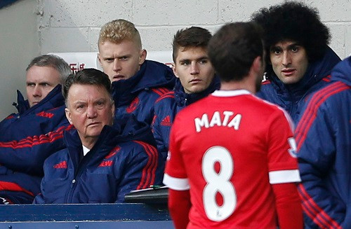 Louis Van Gaal ngước nhìn Mata rời sân. Ảnh: Reuters.