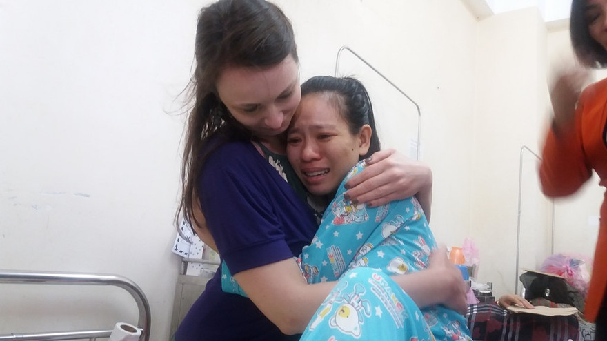 Chị Nga và bác sĩ Fiona ôm chặt lấy nhau khi gặp lại