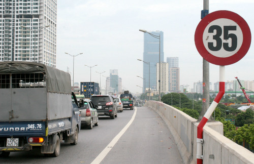 Tốc độ tối đa cho phép xe cơ giới lưu thông khu đông dân cư được nâng lên 60km từ 1/3 tới. Ảnh minh hoạ: Vnexpress