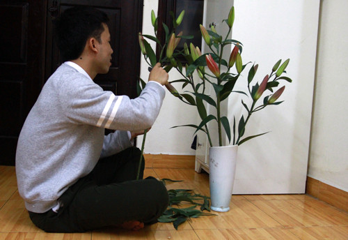 Nấu cơm, cắm hoa, rửa bát, quét nhà... là những việc phổ biến phái mạnh muốn làm thay vợ ngày 8/3. Ảnh: P.D.