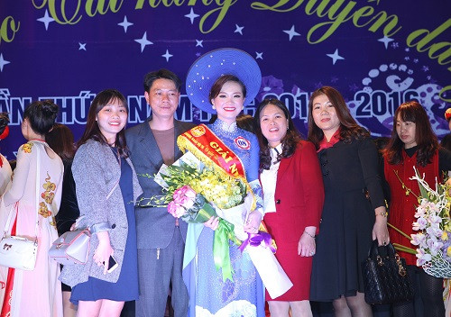 Các đồng nghiệp chia sẻ niềm vui với Phương Lan.