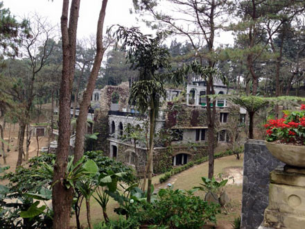 Lãnh đạo huyện Ba Vì cho biết, tất cả những gì diễn ra trong Vườn Quốc gia Ba Vì họ không bao giờ được trao đổi, bàn bạc, xin ý kiến (Ảnh Lao Động)