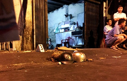 Cảnh sát phong tỏa con gà đá cùng một số vật dụng khác trước căn nhà xảy ra vụ việc. Ảnh: Hải Hiếu