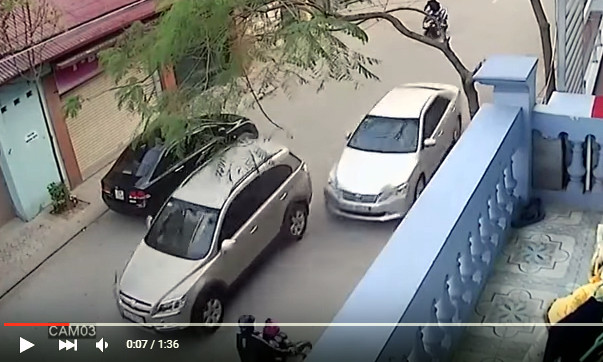 Chiếc xe 4 chỗ màu đen dừng đỗ ngược chiều. (Ảnh cắt ra từ clip)