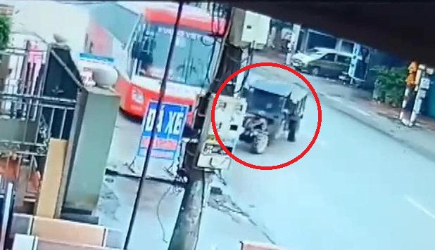 Công nông sang đường không dứt khoát, gây họa cho xe khách