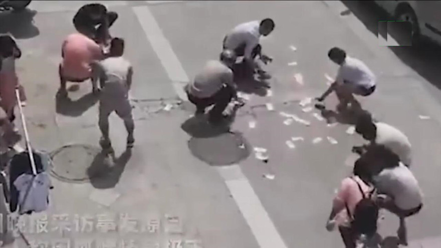 Cháy nhà, người phụ nữ ném tiền để thu hút hàng xóm tới cứu