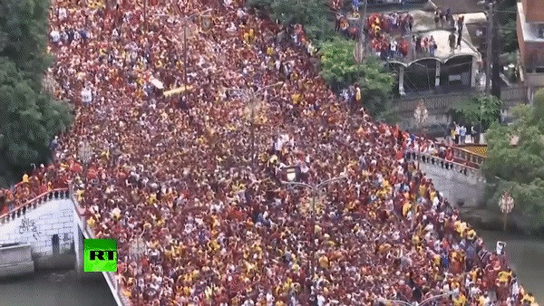 VIDEO: Biển người chen nhau chạm tượng Jesus lấy may ở Philippines