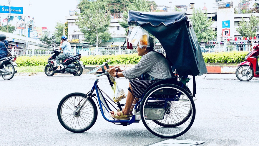 Chủ tịch TPHCM yêu cầu báo cáo phương án hỗ trợ người bán vé số bị mất việc