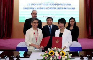 Bà Nguyễn Thị Bích Ngọc (áo trắng bên phải) được bổ nhiệm giữ chức Thứ trưởng Bộ KH-ĐT