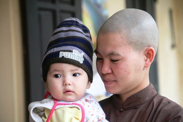 Bé gái có vẻ ngoài vô cùng xinh xắn, dễ thương.