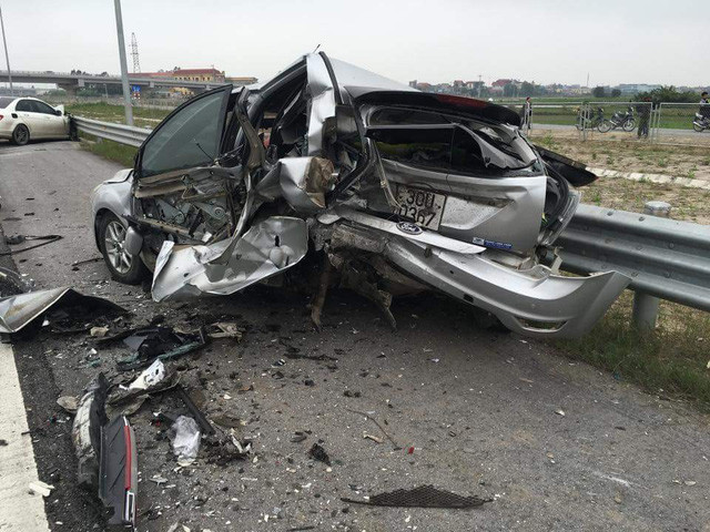 Xe Mercedes đâm nát bét Ford, 1 người tử vong