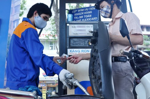 Doanh nghiệp được hưởng lợi lớn từ cách tính giá xăng dầu hiện nay.