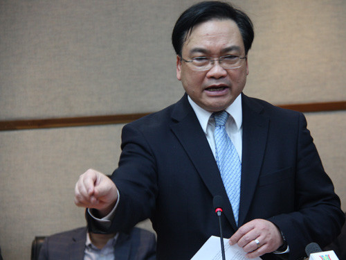 Ngay tại buổi làm việc với Khu công nghiệp Thăng Long, Bí thư Hà Nội Hoàng Trung Hải đã yêu cầu "cởi trói" nhiều thủ tục hành chính. Ảnh: Võ Hải.