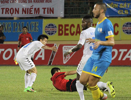 Văn Quyết cho biết anh bất ngờ sau khi nhận thẻ đỏ