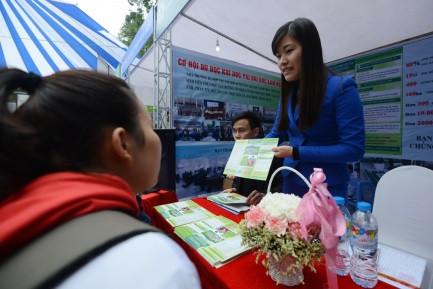 Thí sinh tìm hiểu thông tin tuyển sinh năm 2016