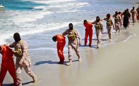 Các tay súng thánh chiến của IS đang đưa tù binh đi hành quyết. (Ảnh minh họa: AP)