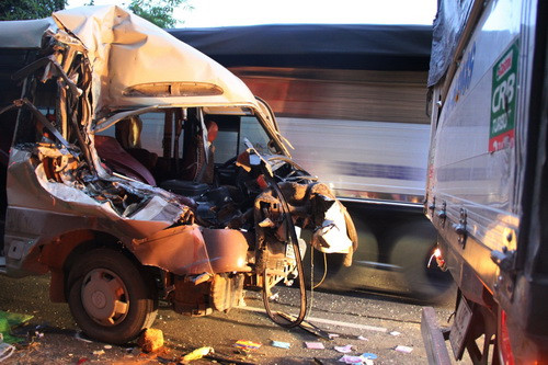 Đầu xe khách bẹp rúm sau cú tông vào đuôi xe tải đang dừng bên đường. Ảnh: Hoài Thanh