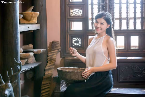 Chiếc áo yếm mỏng tang, lộ ngực của cô gái đang là đề tài tranh cãi trên mạng