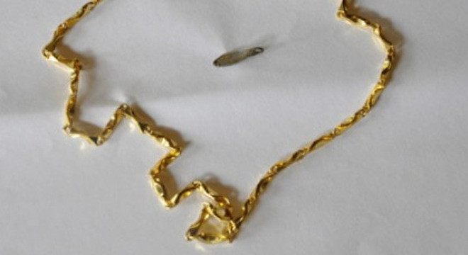 Ngồi trong nhà vẫn bị cướp giật dây chuyền vàng